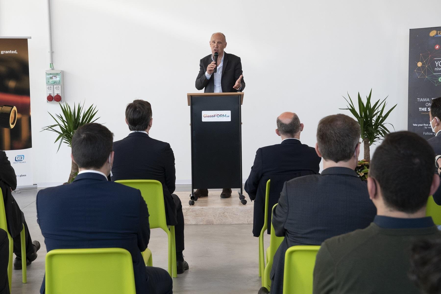 Public Image Comunicati 2022 Glassform Max Hodeau Presidente