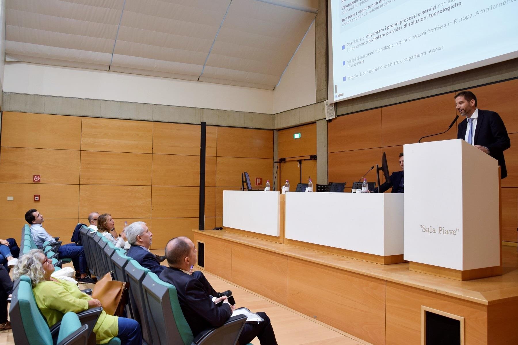 Public Image Comunicati 2023 Apre Andrea Sartori