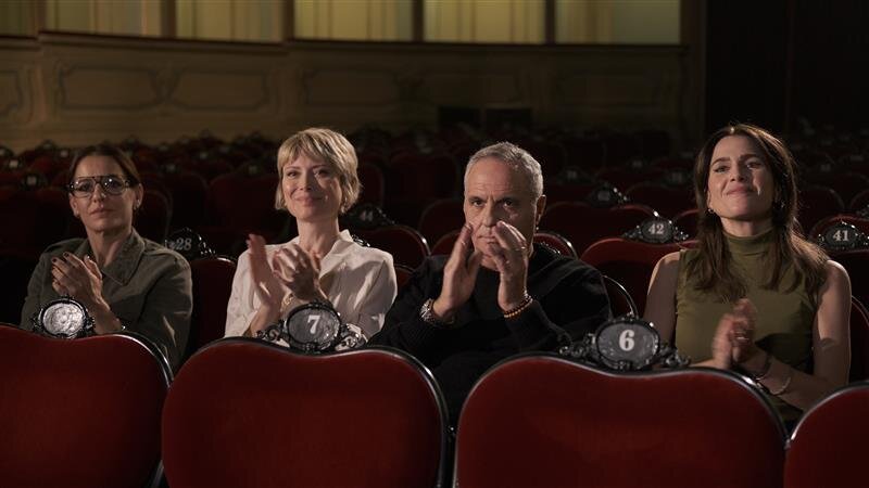 6 Tutta Scena Da Sx Arianna Mattioli Euridice Axen Giorgio Panariello Anna Favella